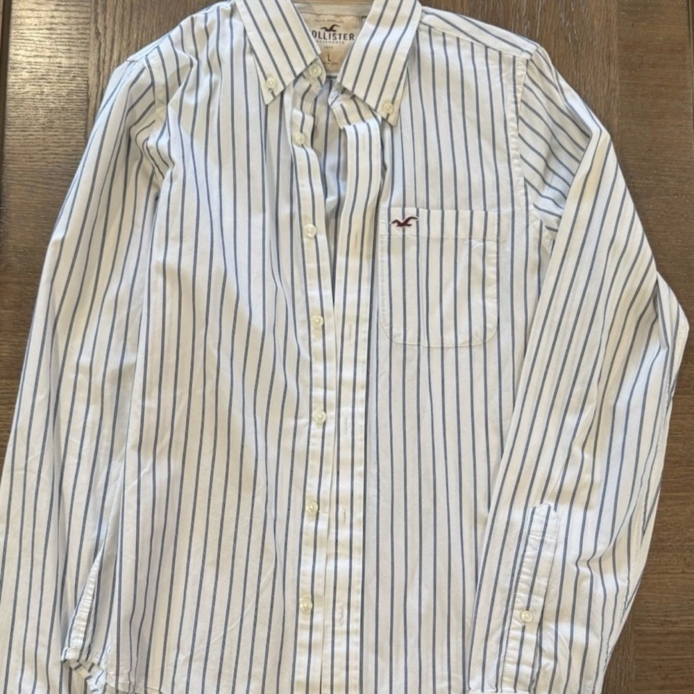 Hollister Men's White and Blue Pinstripe Shirt